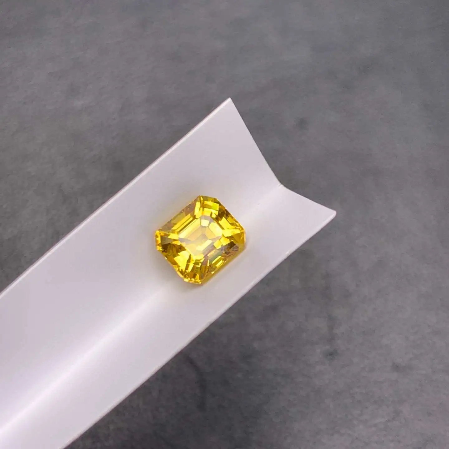 天然 黄蓝宝石裸石 颜色美 晶体干净 实物颜色更美 规格：6.6/5.8/4.8mm重量：1.97克拉。