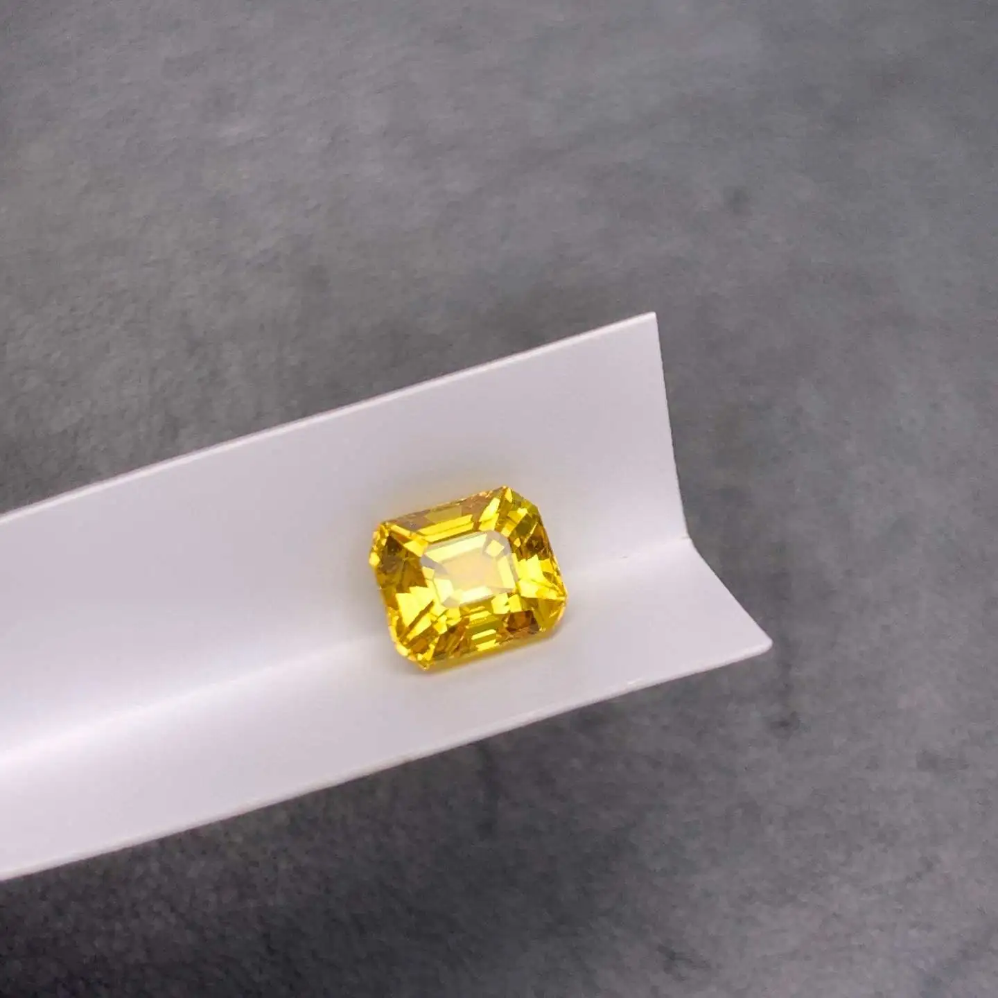 天然 黄蓝宝石裸石 颜色美 晶体干净 实物颜色更美 规格：6.6/5.8/4.8mm重量：1.97克拉。