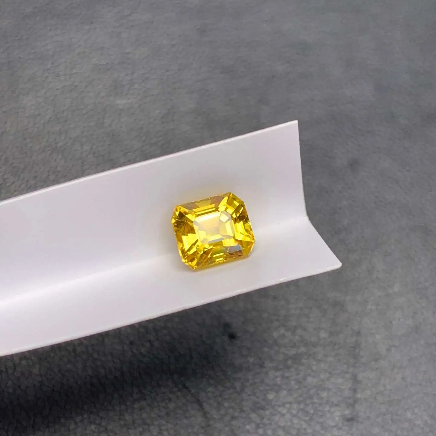 天然 黄蓝宝石裸石 颜色美 晶体干净 实物颜色更美 规格：6.6/5.8/4.8mm重量：1.97克拉。