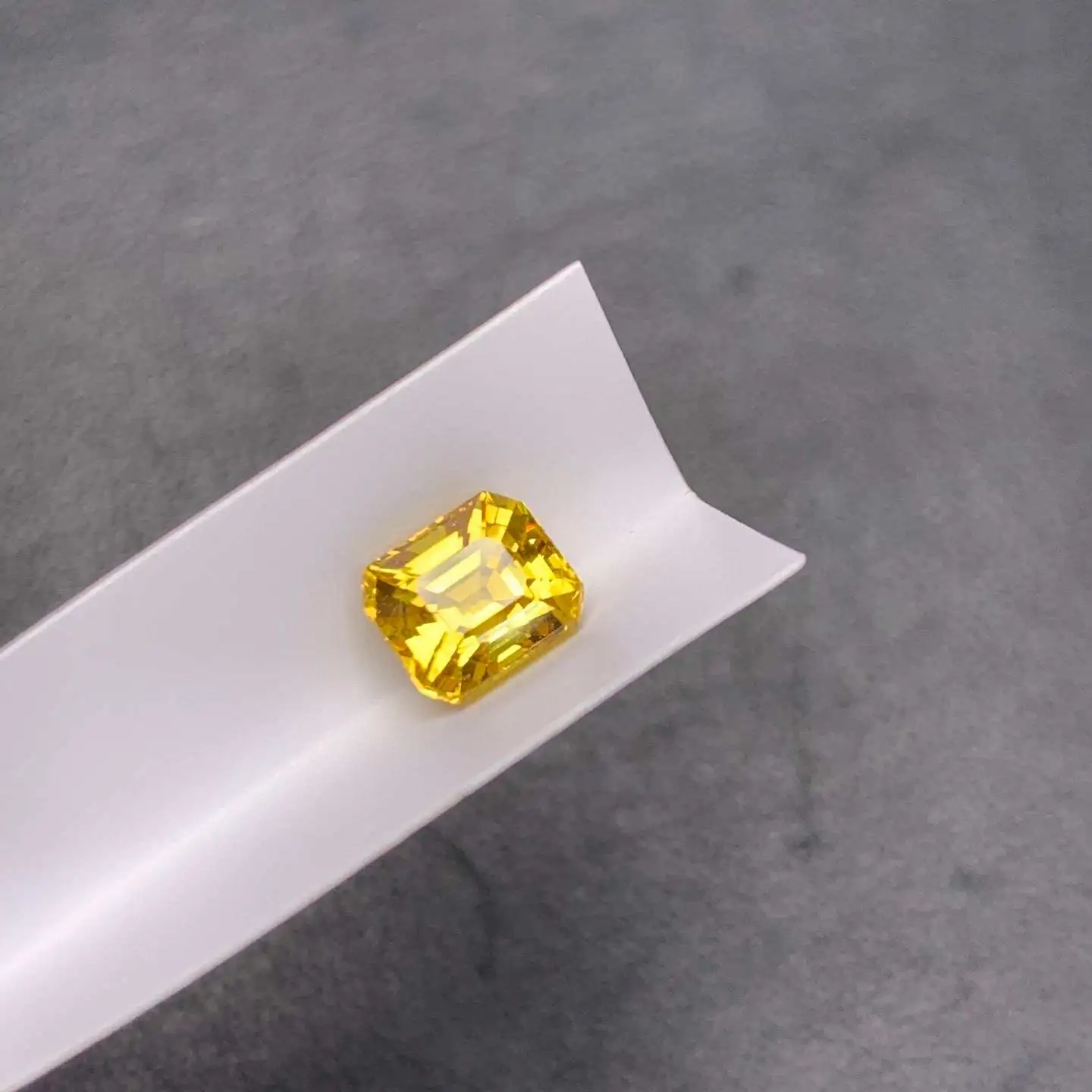 天然 黄蓝宝石裸石 颜色美 晶体干净 实物颜色更美 规格：6.6/5.8/4.8mm重量：1.97克拉。