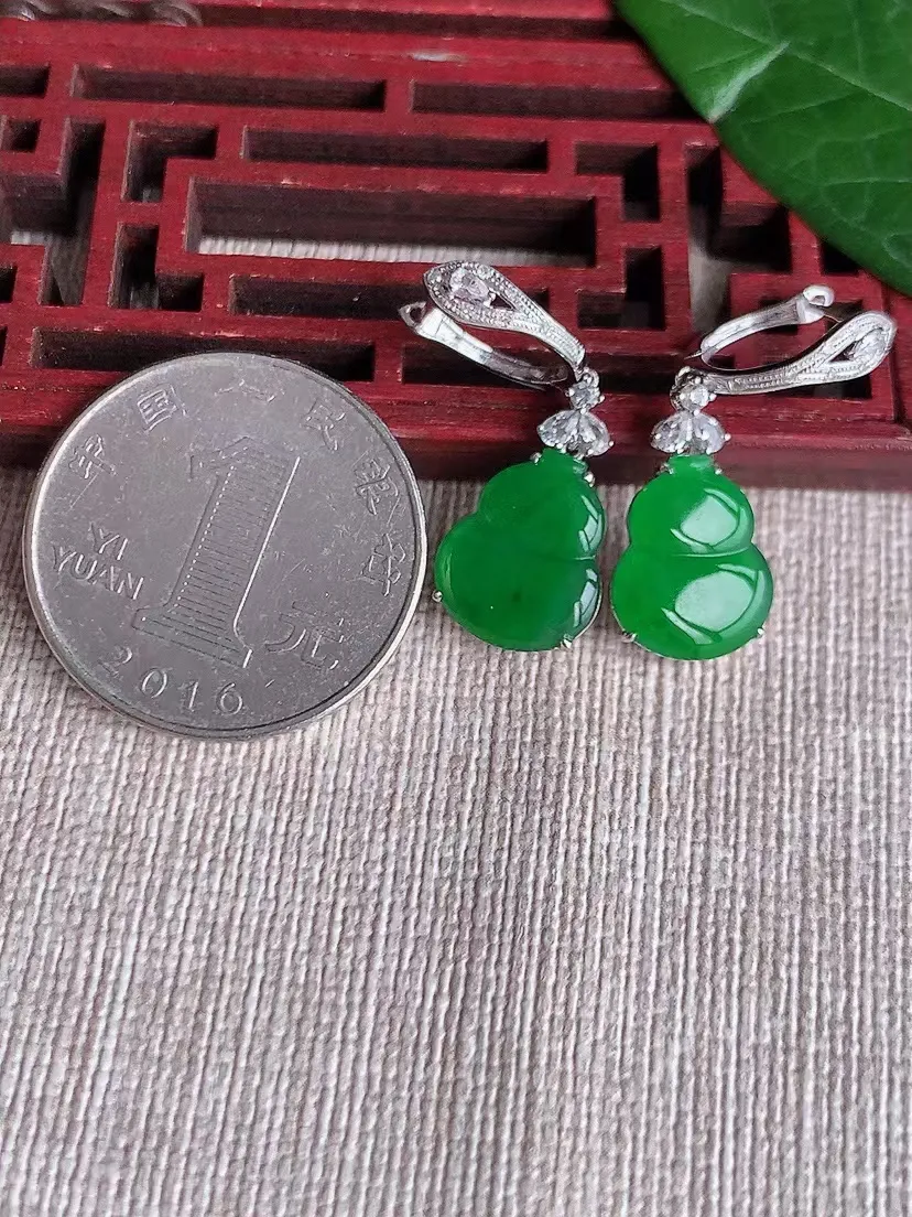 天然A货翡翠18K金伴钻镶嵌满绿葫芦耳坠 尺寸12.8×10.5×3.3mm 重量3.00g 0404