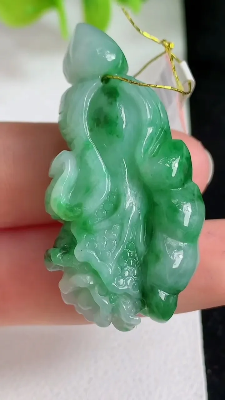 天然A货翡翠白菜吊坠，尺寸43.7-21.3-12.7，重量:18.48g
4月6日