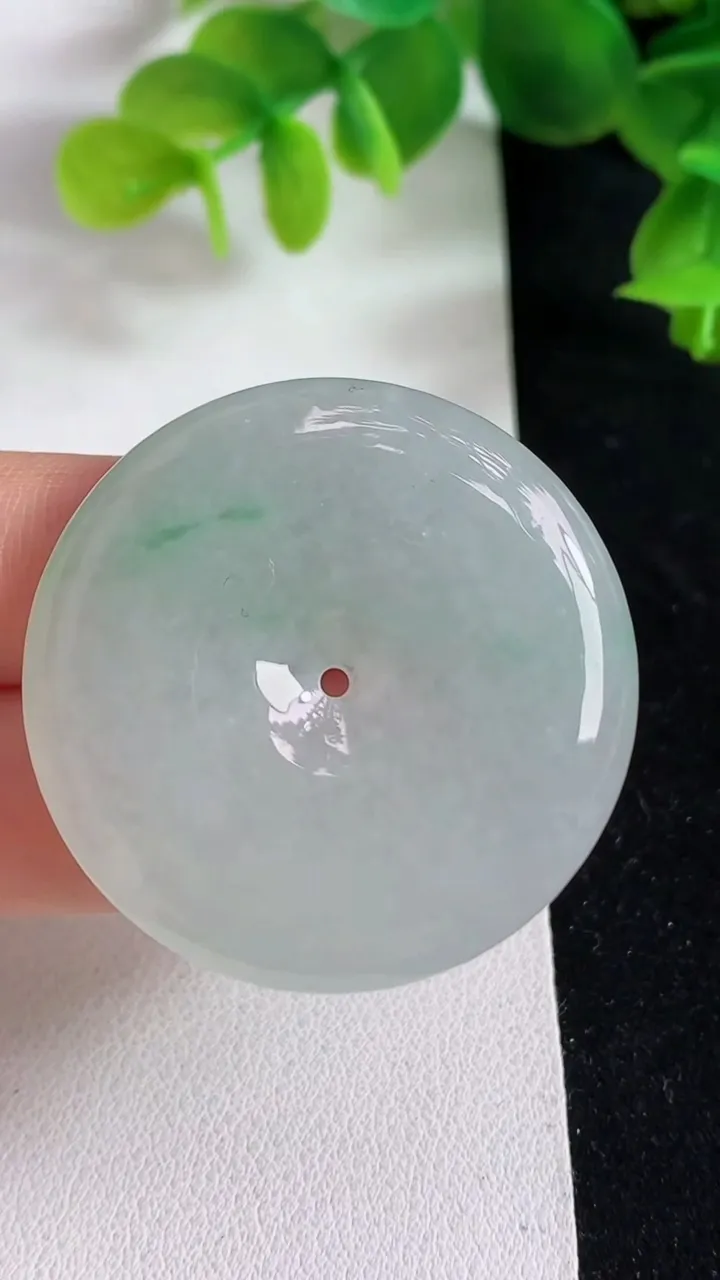 天然A货翡翠平安扣吊坠，尺寸38.8-5.8，重量:19.35g
4月7日