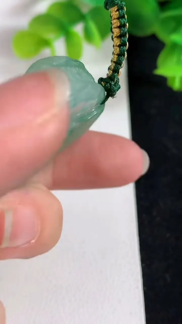 天然A货翡翠龙牌吊坠，尺寸55.5-33.2-15.8，重量:38.16g
4月7日