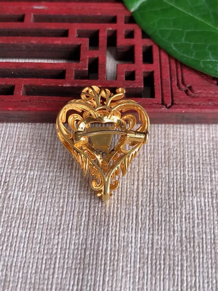 天然A货翡翠18K金伴钻镶嵌满绿随形胸针尺寸25.8×20.3×9.5裸石6.2×5.7m量3.93g 0404