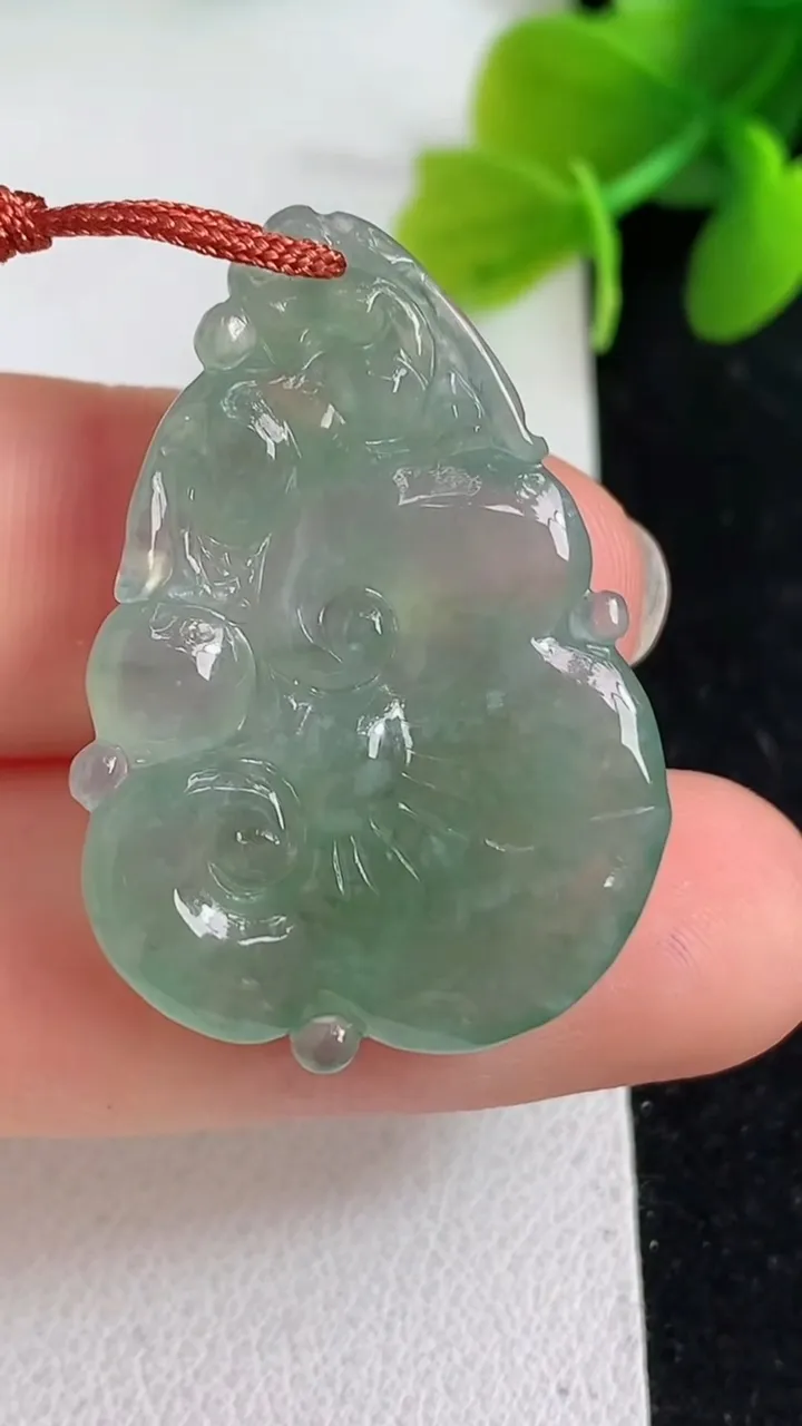 天然A货翡翠如意吊坠，尺寸33-22.8-5，重量:6.12g
4月8日