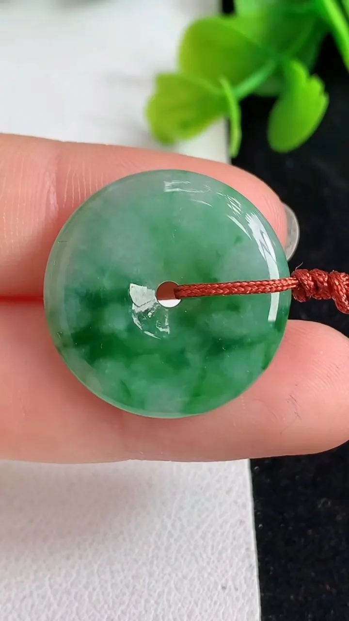 天然A货翡翠平安扣吊坠，尺寸22.6-3.6，重量:4.20g
4月8日