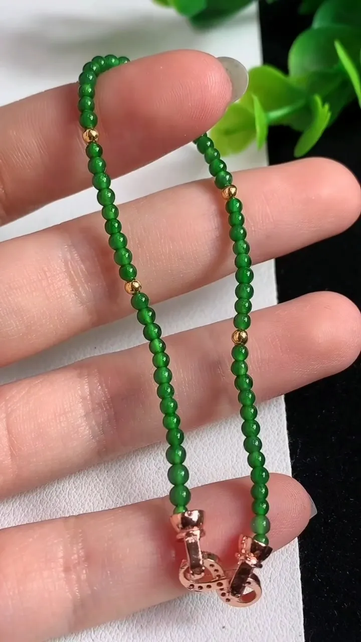 天然A货翡翠小米珠手串64颗，尺寸2.5，重量:3.12g4月8日
工厂直销收藏佳品,种好水足，色泽均匀，有种有色，上手高大气！