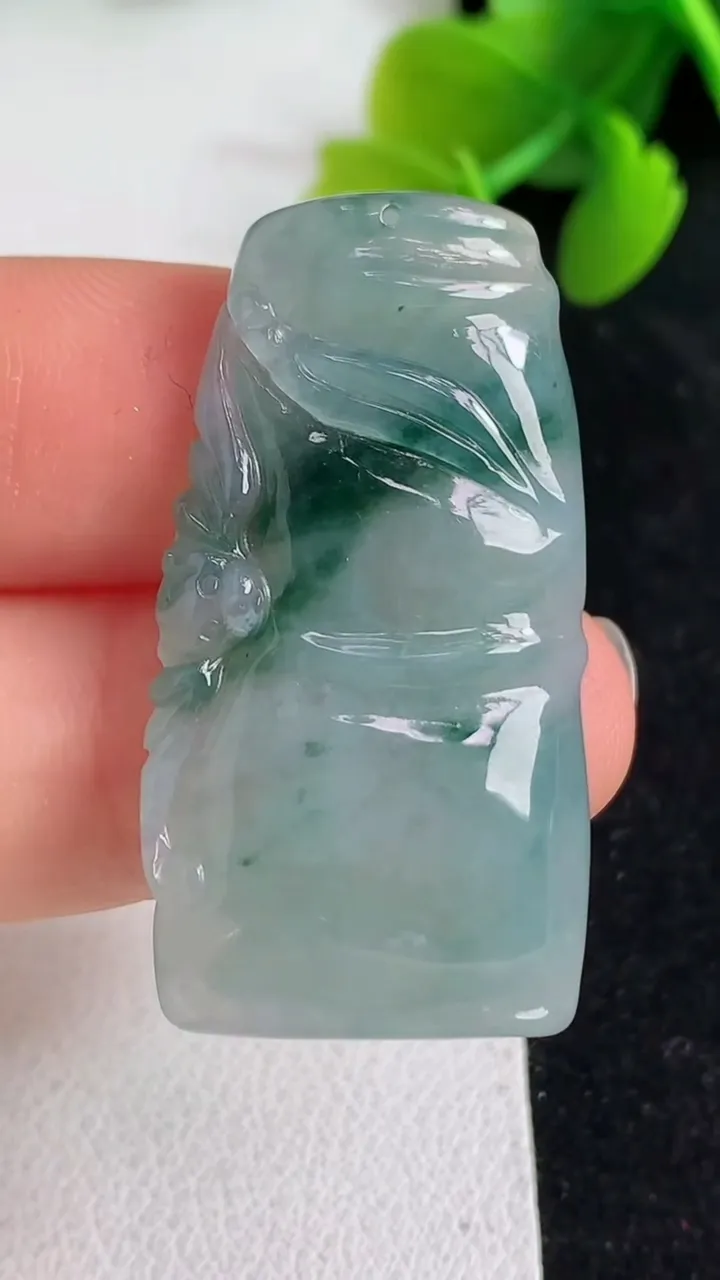 天然A货翡翠飘花节节高升 竹节吊坠，尺寸36.7-19.8-4.7，重量:7.81g
4月8日