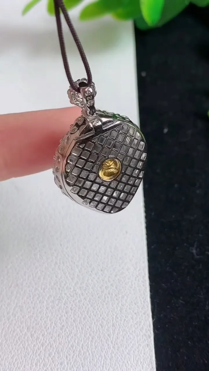 天然A货翡翠蛋面吊坠，尺寸30.2-20.2-9.8，裸石14.5-14.7，重量:5.66g
4月8日