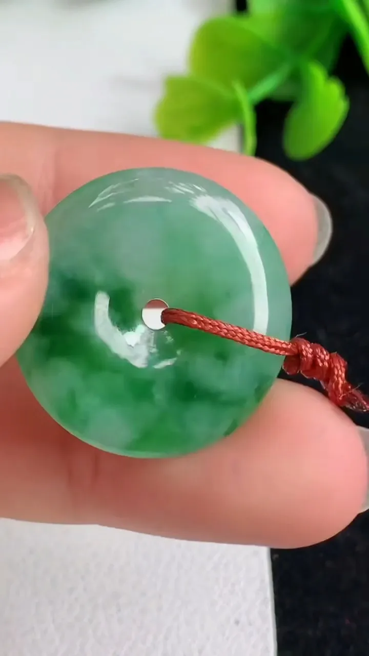 天然A货翡翠平安扣吊坠，尺寸22.6-3.6，重量:4.20g
4月8日