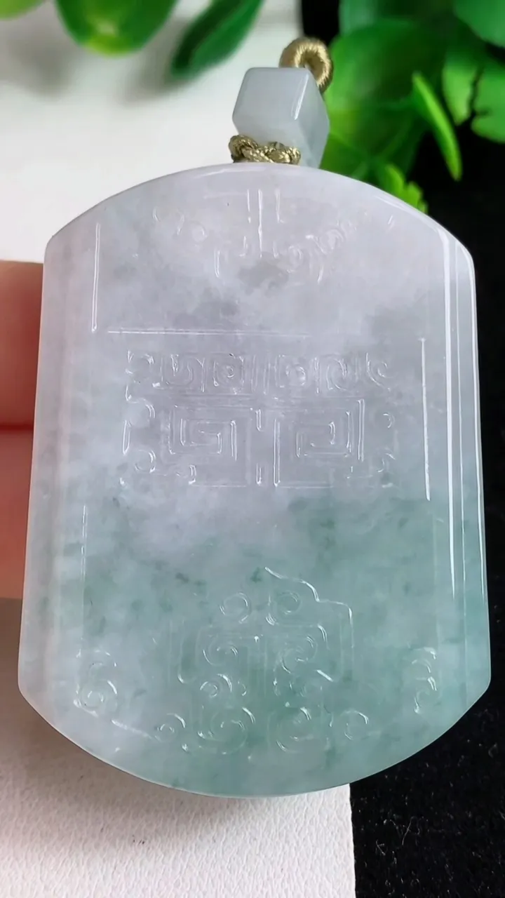 天然A货翡翠飘花仿古牌吊坠，尺寸53.2-40.5-5.4，重量:35.60g
4月8日
