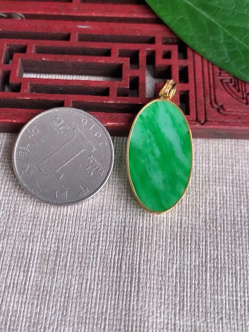 天然A货翡翠18K金镶嵌飘绿无事牌吊坠尺寸27.7×16×2.7m量3.63g 0406