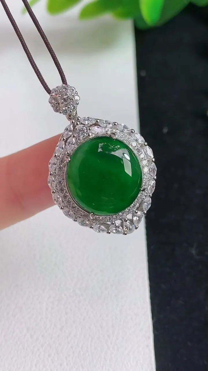 天然A货翡翠蛋面吊坠，尺寸30.2-20.2-9.8，裸石14.5-14.7，重量:5.66g
4月8日