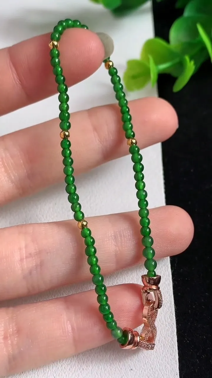 天然A货翡翠小米珠手串64颗，尺寸2.5，重量:3.12g4月8日
工厂直销收藏佳品,种好水足，色泽均匀，有种有色，上手高大气！