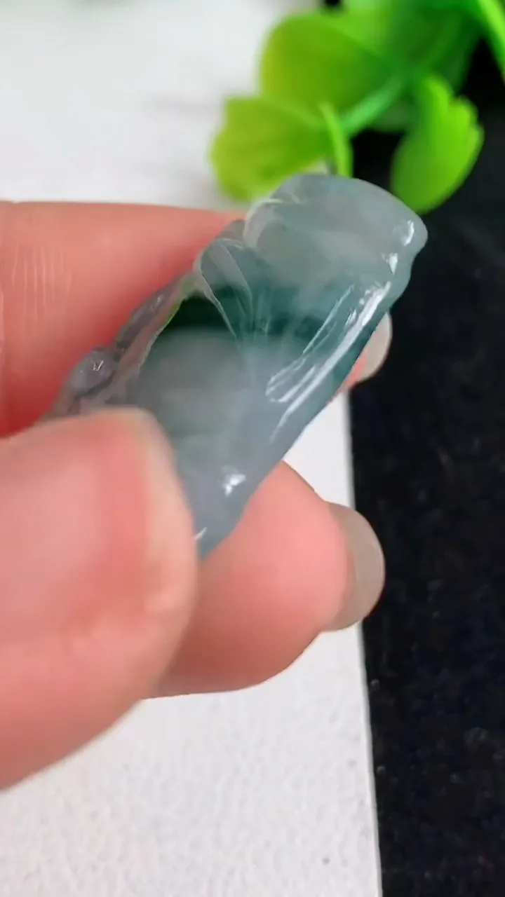 天然A货翡翠飘花节节高升 竹节吊坠，尺寸36.7-19.8-4.7，重量:7.81g
4月8日