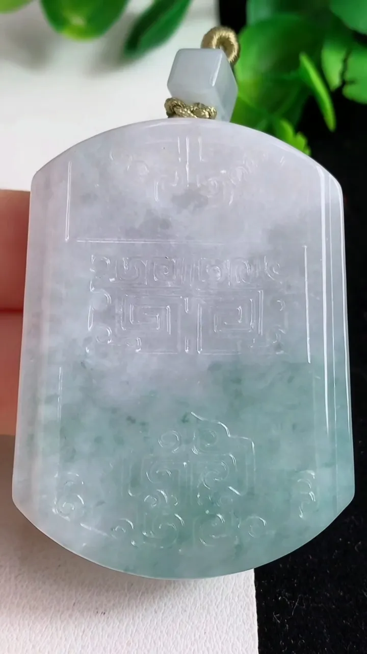 天然A货翡翠飘花仿古牌吊坠，尺寸53.2-40.5-5.4，重量:35.60g
4月8日