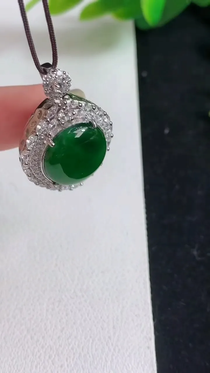 天然A货翡翠蛋面吊坠，尺寸30.2-20.2-9.8，裸石14.5-14.7，重量:5.66g
4月8日