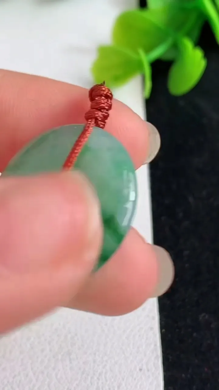 天然A货翡翠平安扣吊坠，尺寸22.6-3.6，重量:4.20g
4月8日