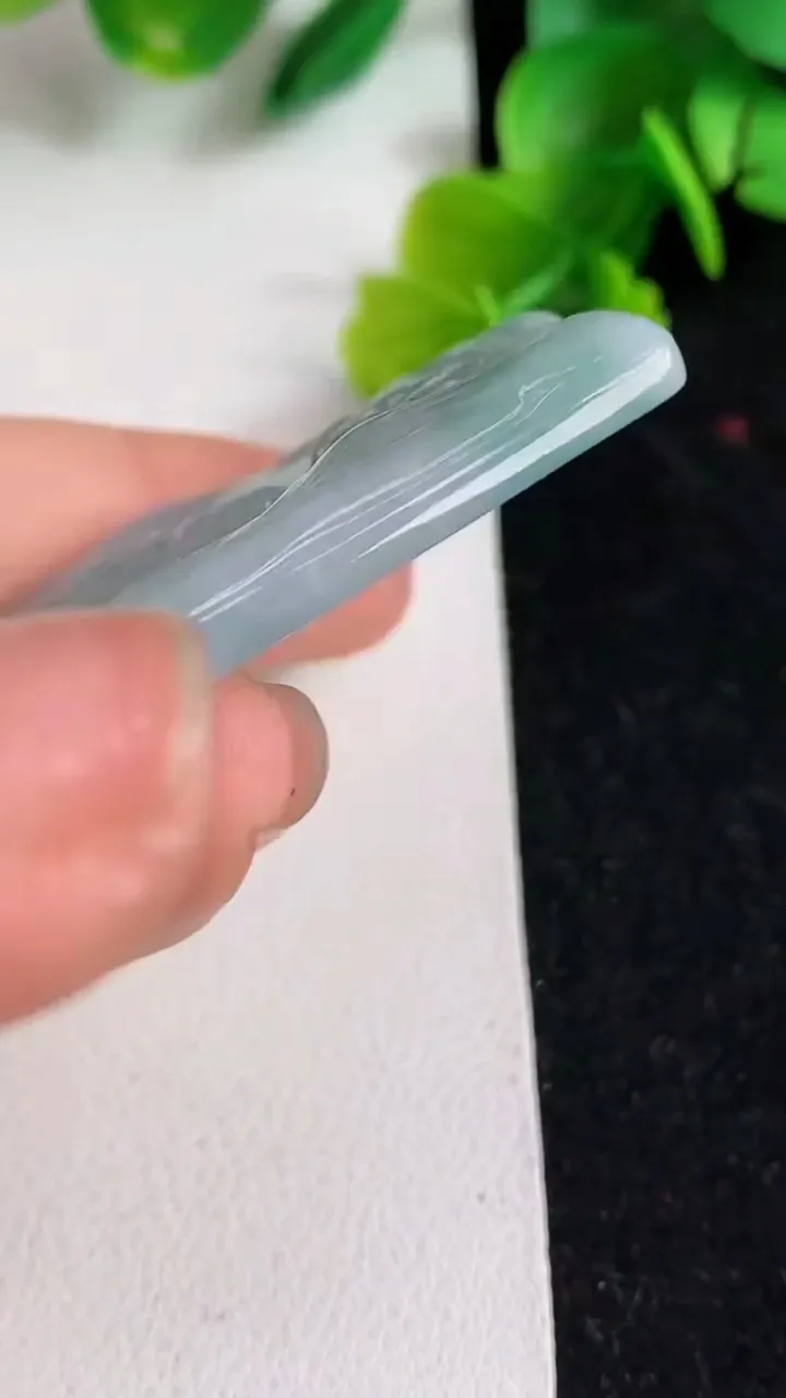 天然A货翡翠文殊菩萨吊坠，尺寸61-35-4.8，重量:28.33g
4月8日