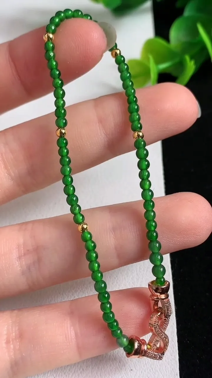 天然A货翡翠小米珠手串64颗，尺寸2.5，重量:3.12g4月8日
工厂直销收藏佳品,种好水足，色泽均匀，有种有色，上手高大气！