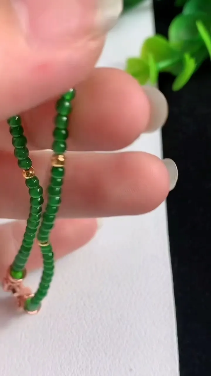 天然A货翡翠小米珠手串64颗，尺寸2.5，重量:3.12g4月8日
工厂直销收藏佳品,种好水足，色泽均匀，有种有色，上手高大气！
