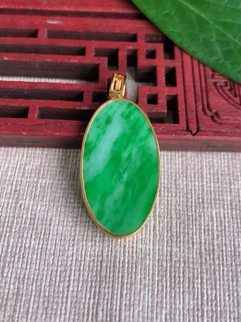 天然A货翡翠18K金镶嵌飘绿无事牌吊坠尺寸27.7×16×2.7m量3.63g 0406