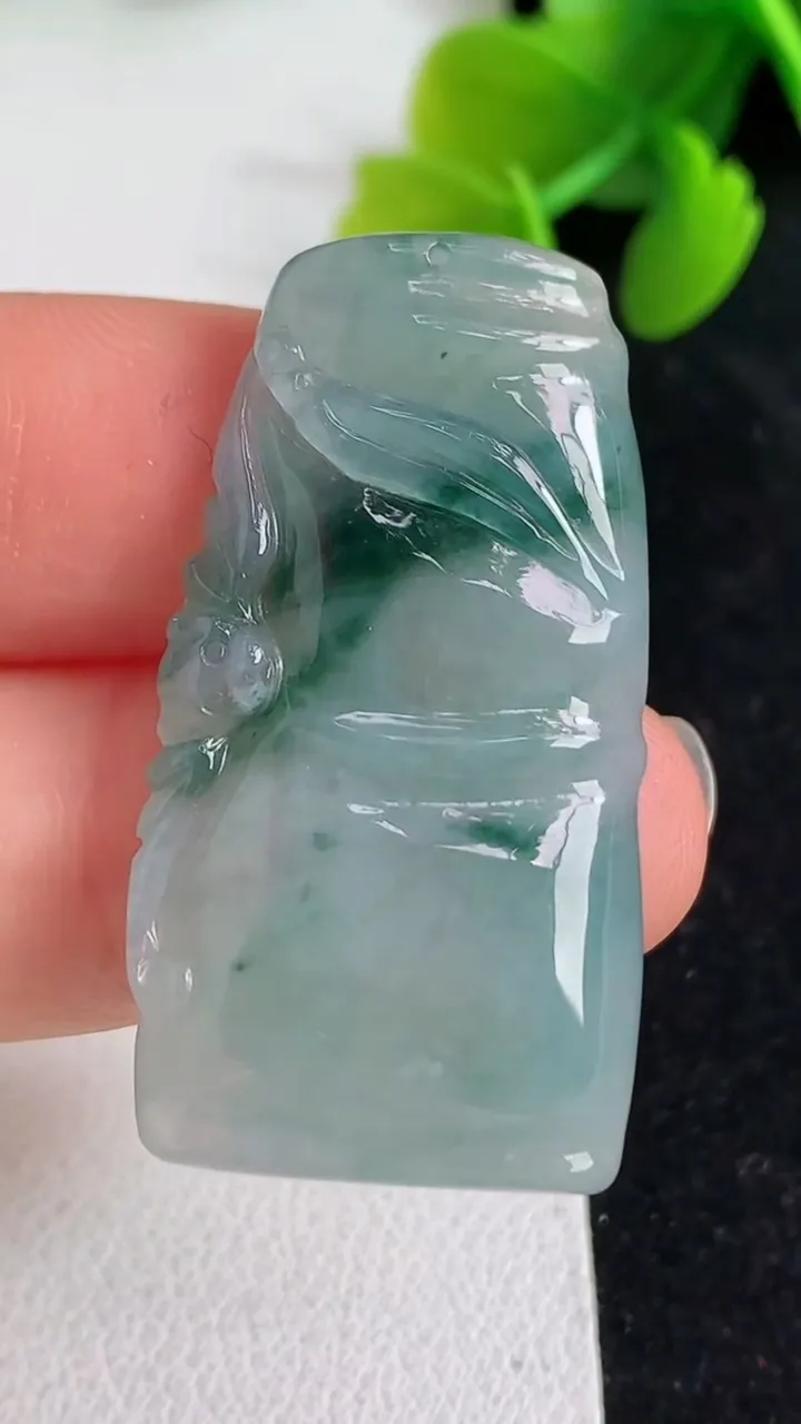 天然A货翡翠飘花节节高升 竹节吊坠，尺寸36.7-19.8-4.7，重量:7.81g
4月8日