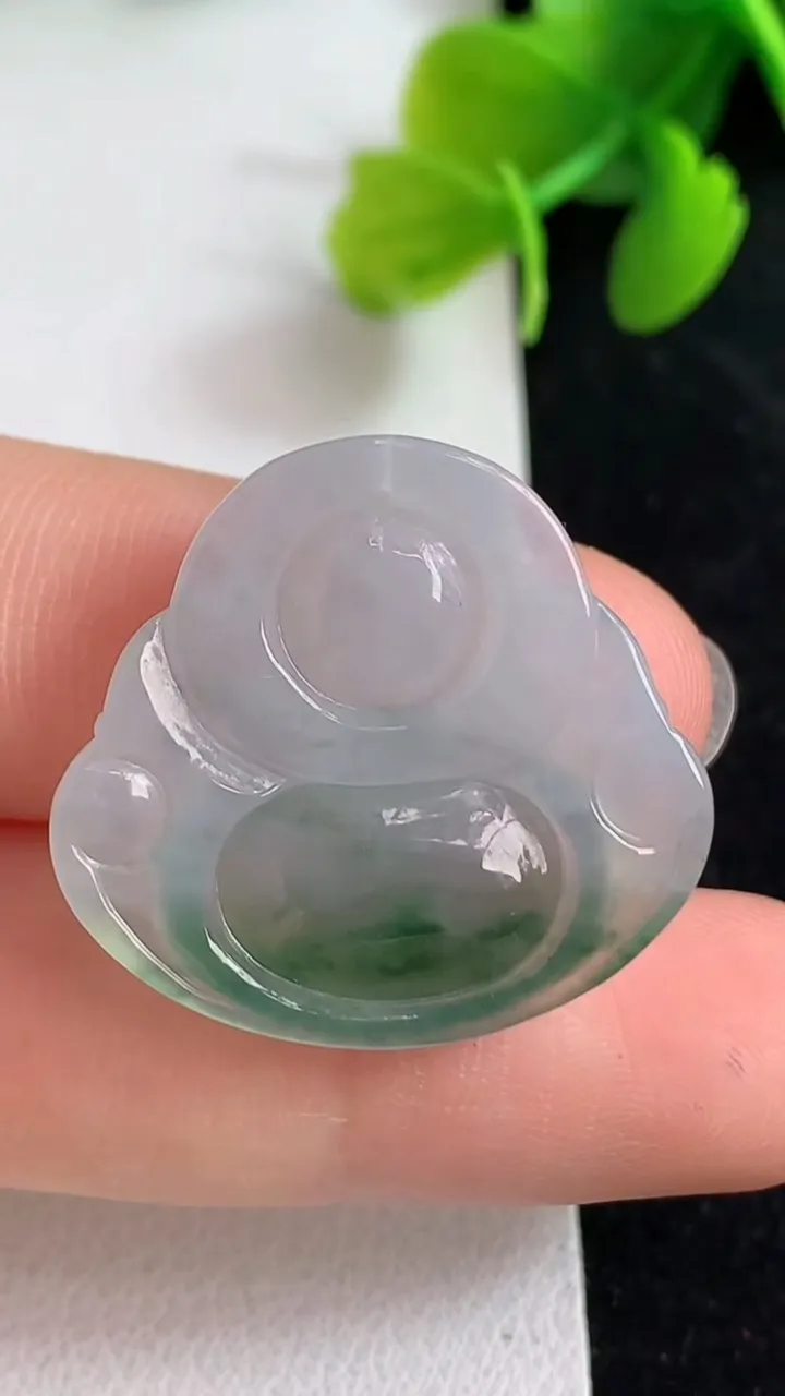 天然A货翡翠佛公吊坠，尺寸24.3-26.3-5.4，重量:5.30g
4月8日