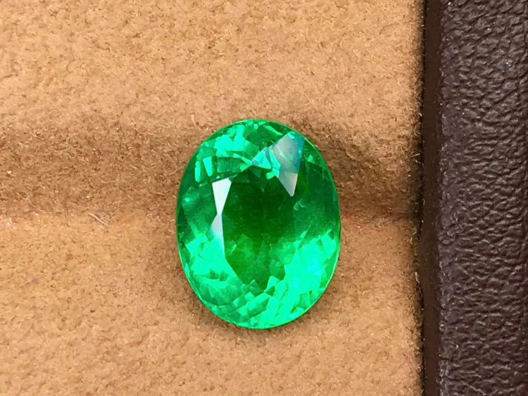 天然微油️️祖母绿裸石
重量: 2.83ct  规格: 10.09*7.98*5.92，精湛切工
