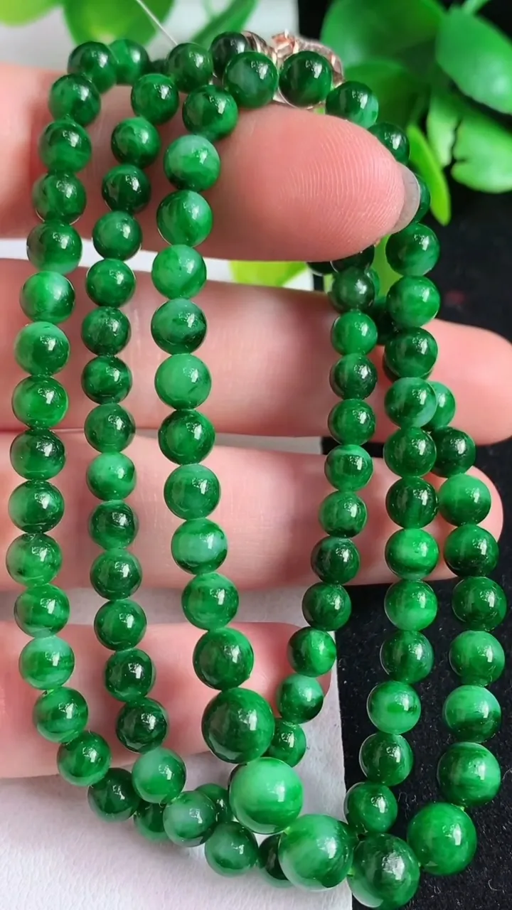 天然A货翡翠圆珠项链105颗，尺寸5，重量:28.89g
4月9日