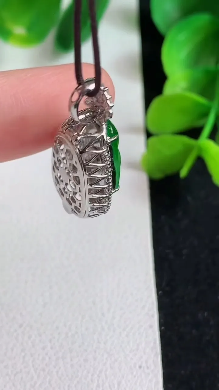 天然A货翡翠福豆吊坠，尺寸25.7-11-9，裸石15-7，重量:2.86g
4月9日