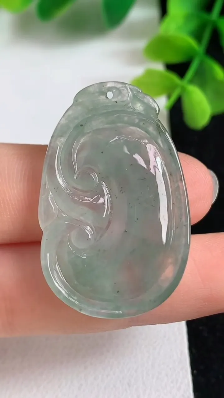 天然A货翡翠如意吊坠，尺寸35.5-22.8-4.4，重:6.20g
4月9日