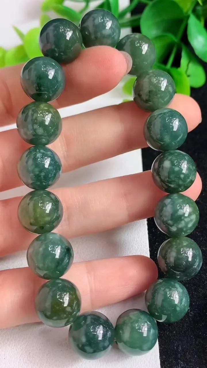 天然A货翡翠货蓝水圆珠手串17颗，尺寸12.2，重:53.22g4月9日
工厂直销收藏佳品,种好水足，色泽均匀，有种有色，上手高大气！