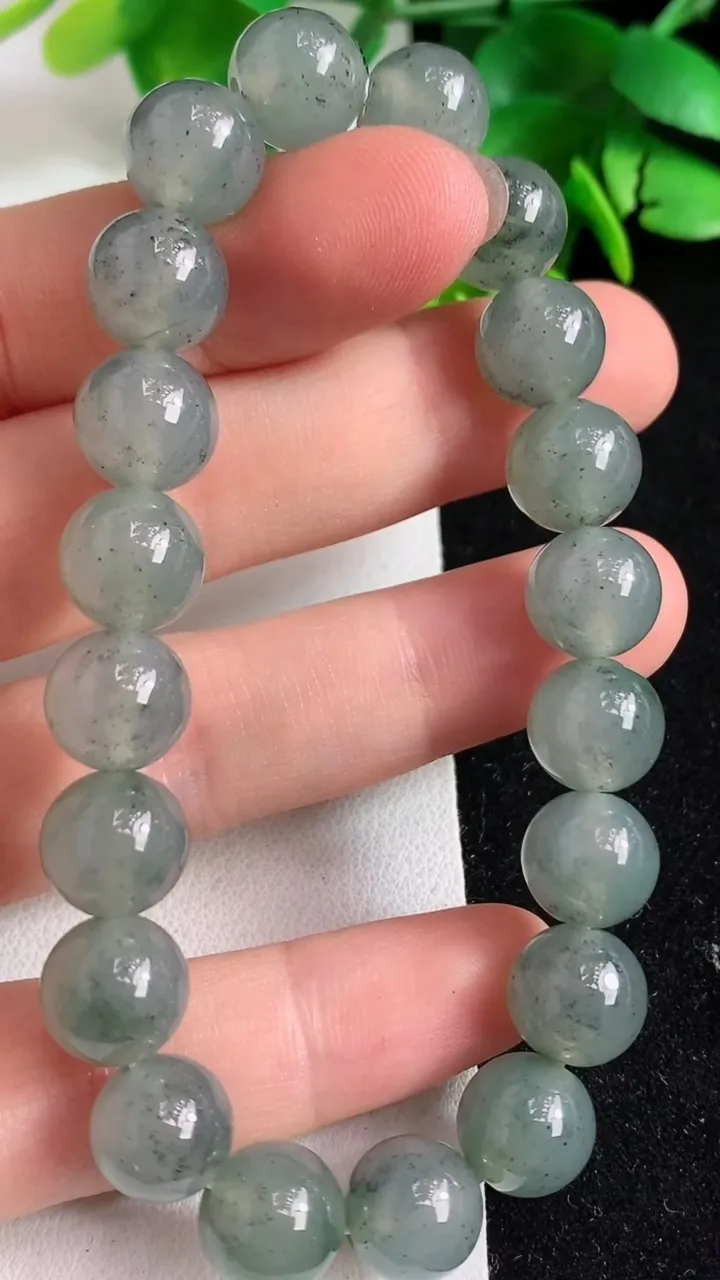 天然A货翡翠圆珠手串20颗，尺寸9.7，重量:33.68g4月9日
工厂直销收藏佳品,种好水足，色泽均匀，有种有色，上手高大气！