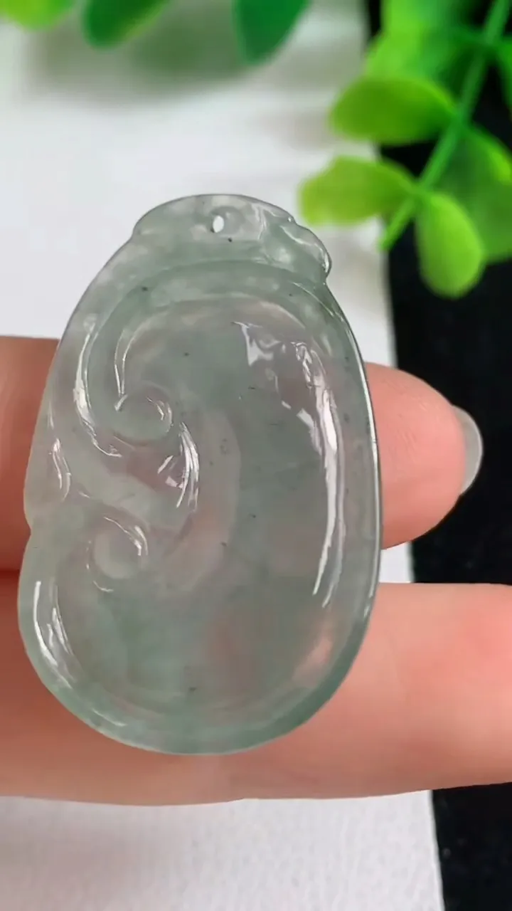 天然A货翡翠如意吊坠，尺寸35.5-22.8-4.4，重:6.20g
4月9日