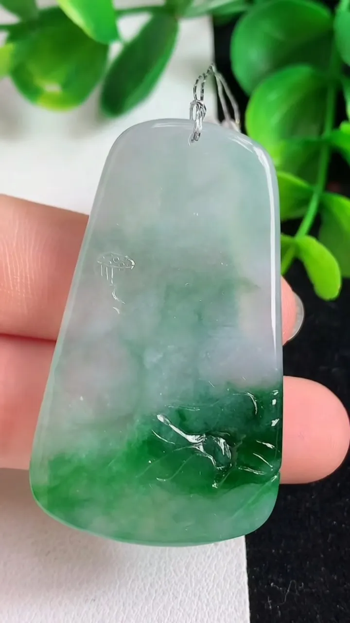 天然A货翡翠观音菩萨吊坠，尺寸48.6-28.6-5.5，重量:17.35g
4月9日