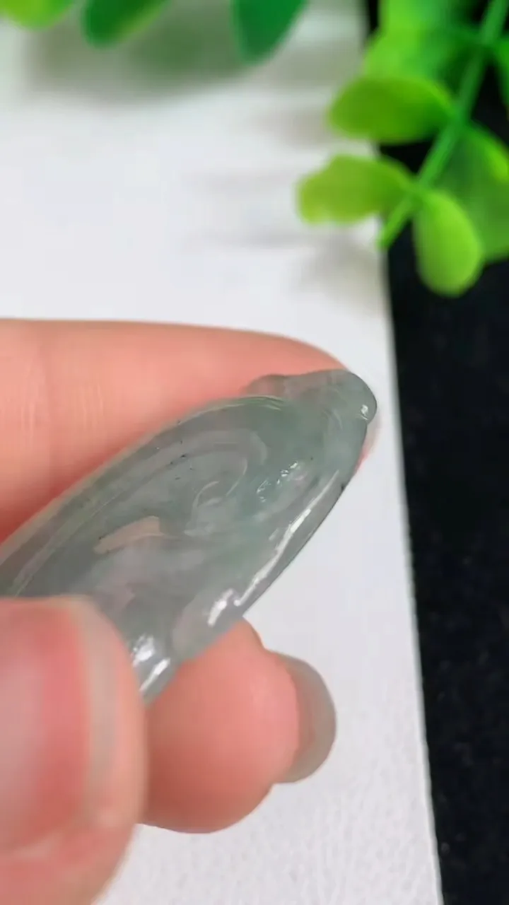 天然A货翡翠如意吊坠，尺寸35.5-22.8-4.4，重:6.20g
4月9日