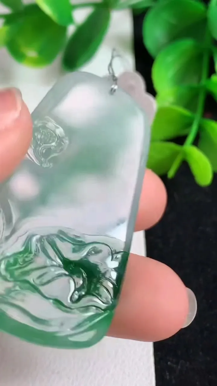 天然A货翡翠观音菩萨吊坠，尺寸48.6-28.6-5.5，重量:17.35g
4月9日