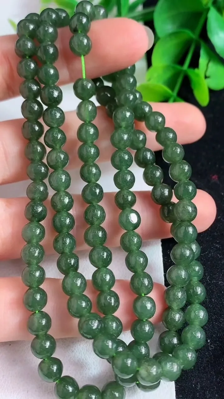天然A货翡翠圆珠项链108颗，尺寸5.6，重:40.33g4月9日
工厂直销收藏佳品,种好水足，色泽均匀，有种有色，上手高大气！