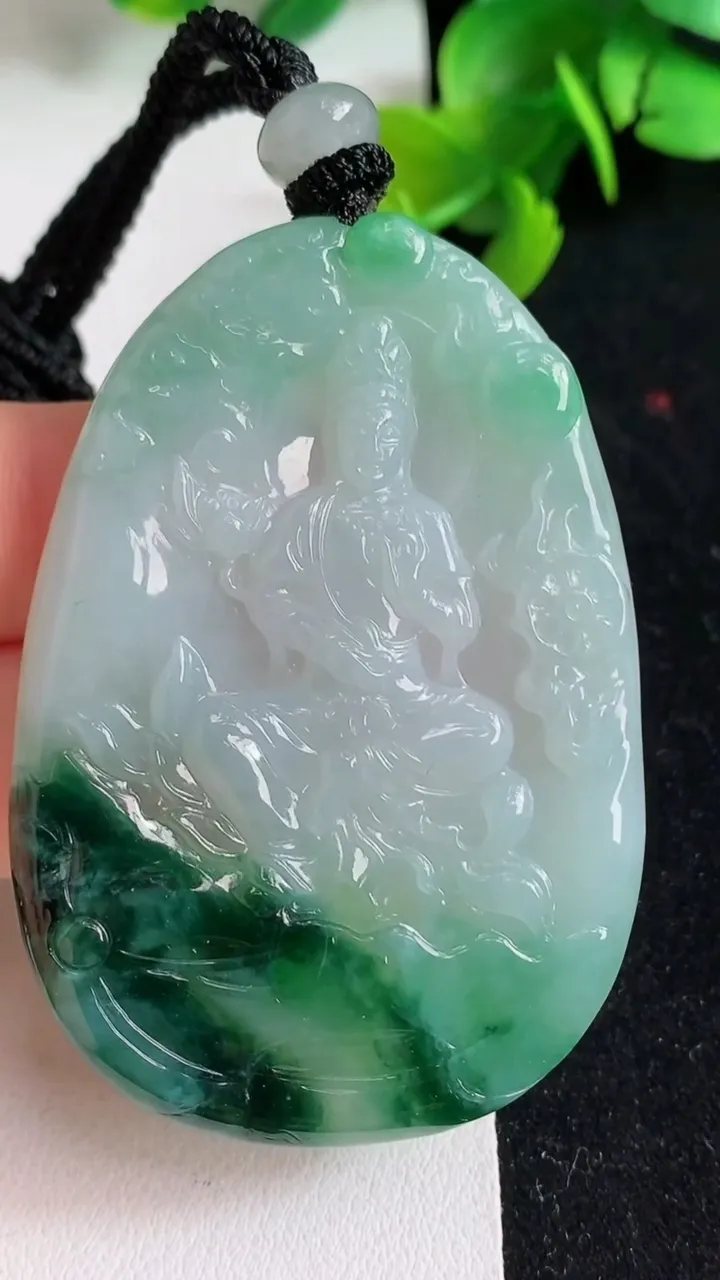 天然A货翡翠大势至观音菩萨吊坠，尺寸57.5-39.5-4.5，重量:27.18g
4月9日