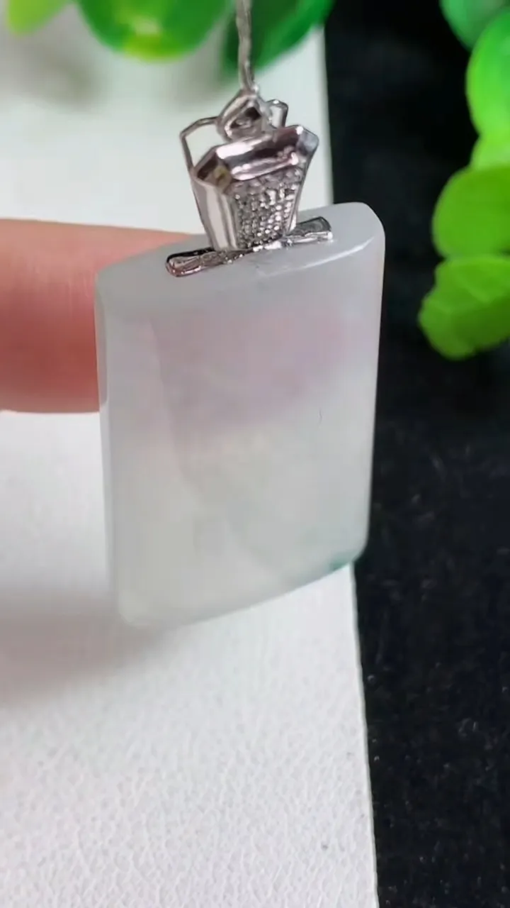 天然A货翡翠飘花无事牌吊坠，尺寸35-20-5.2，重量:11.85g
4月9日