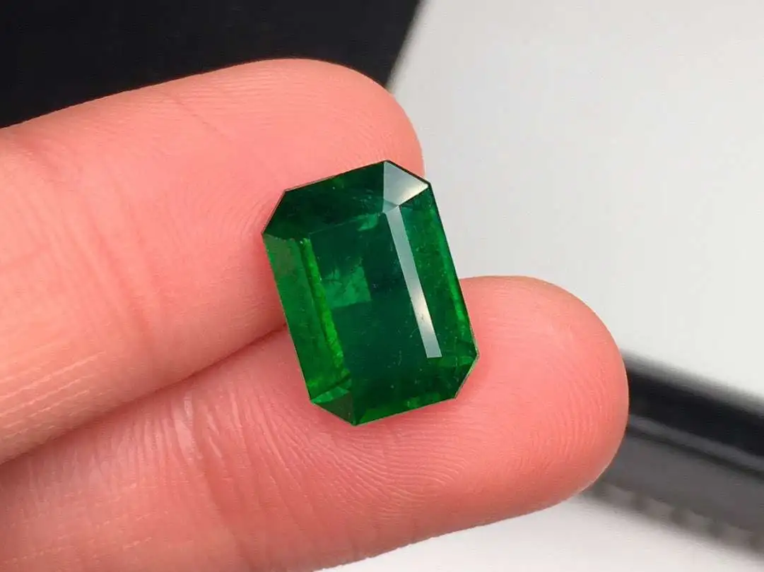 天然大颗粒沃顿祖母绿裸石 主石:4.93 ct  规格：12.42*8.88*5.67