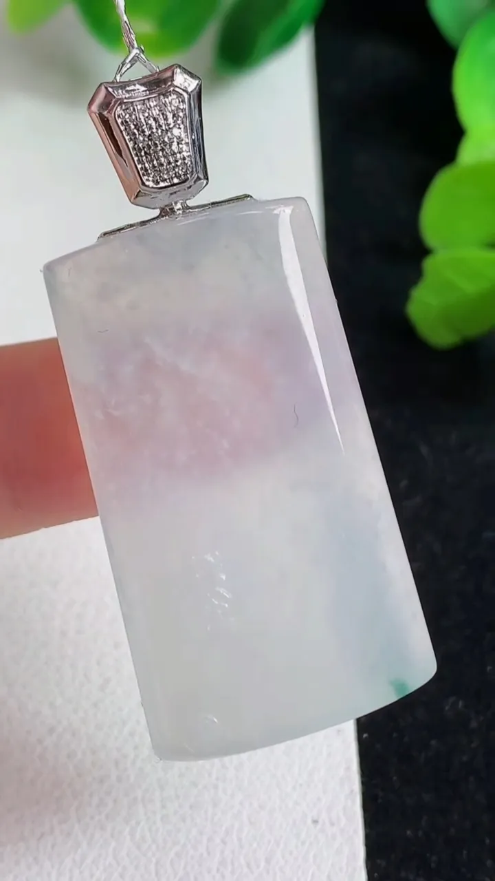 天然A货翡翠飘花无事牌吊坠，尺寸35-20-5.2，重量:11.85g
4月9日