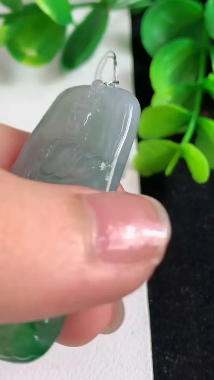 天然A货翡翠观音菩萨吊坠，尺寸48.6-28.6-5.5，重量:17.35g
4月9日