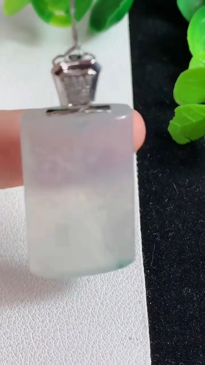 天然A货翡翠飘花无事牌吊坠，尺寸35-20-5.2，重量:11.85g
4月9日