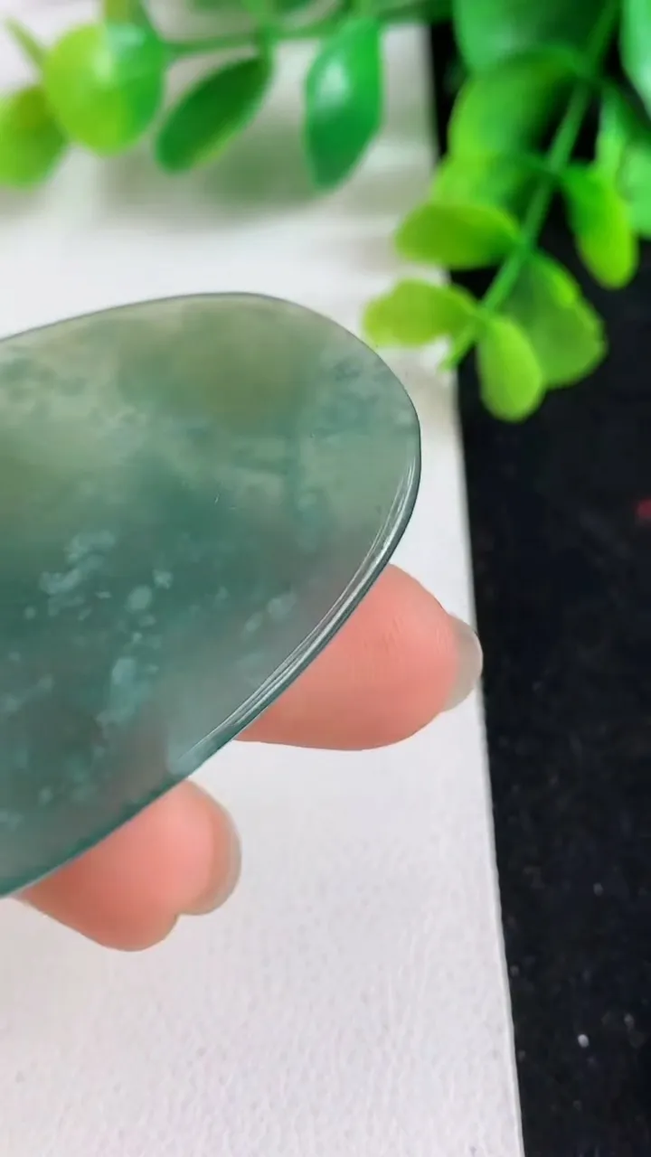 天然A货翡翠蓝水双彩无相佛吊坠，尺寸49.6-36-5.2，重:15.88g
4月9日