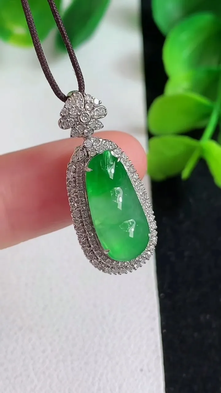 天然A货翡翠福豆吊坠，尺寸25.7-11-9，裸石15-7，重量:2.86g
4月9日