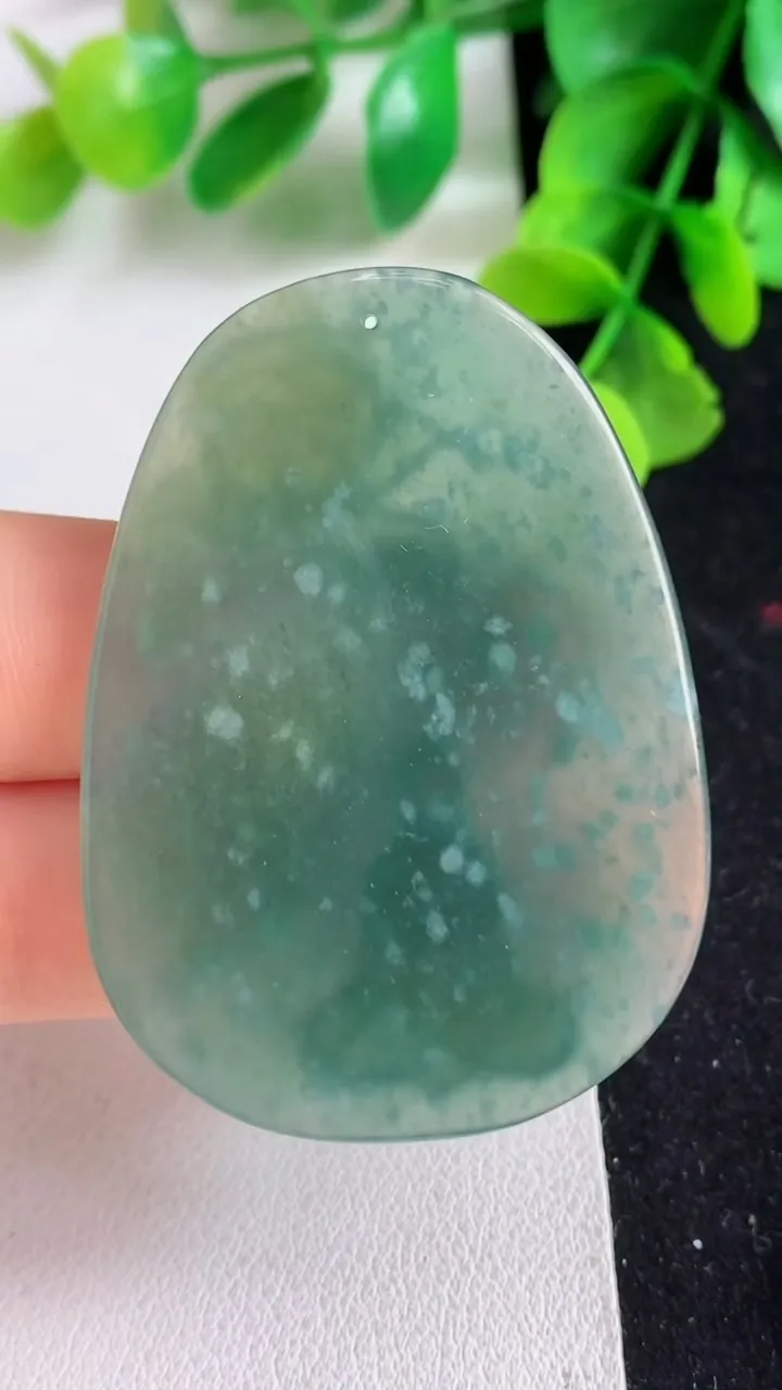 天然A货翡翠蓝水双彩无相佛吊坠，尺寸49.6-36-5.2，重:15.88g
4月9日