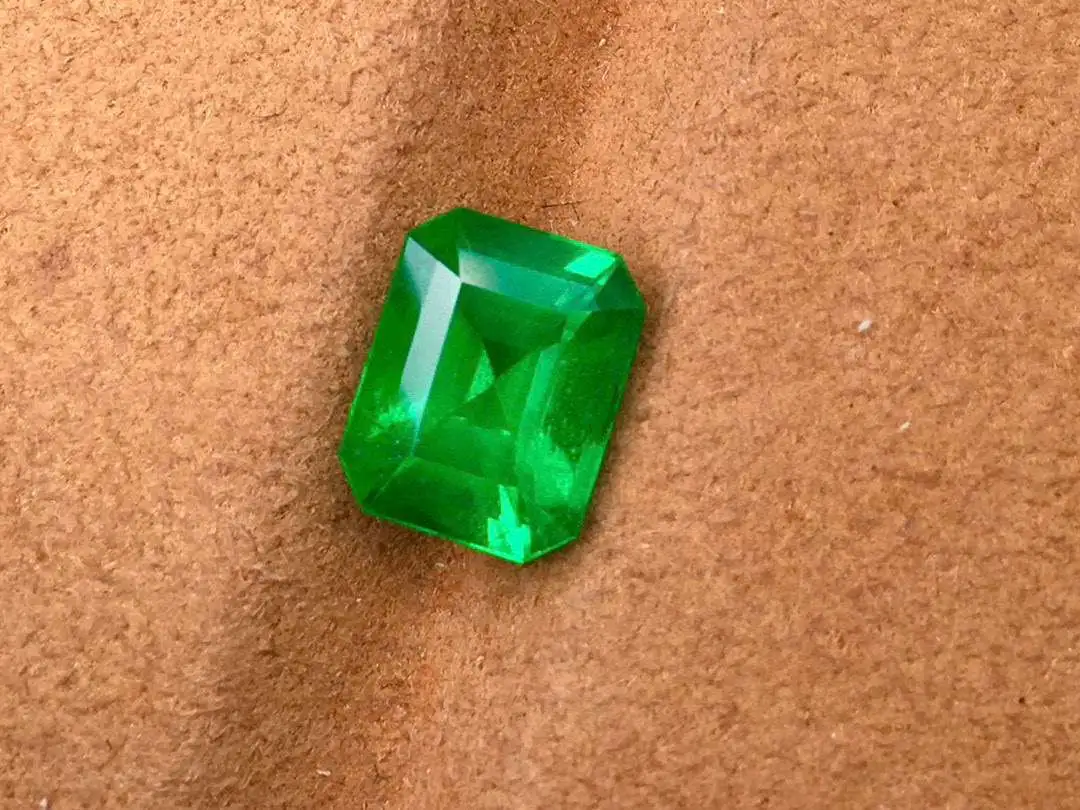 天然无油祖母绿裸石 重2.58ct  规格: 9.42*7.46*5.89  晶体通透